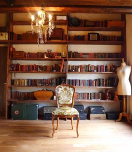 1000冊以上のアンティーク洋書が陳列された書斎スタジオ