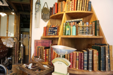 アンティークの品数はBstが当店で一番豊富です