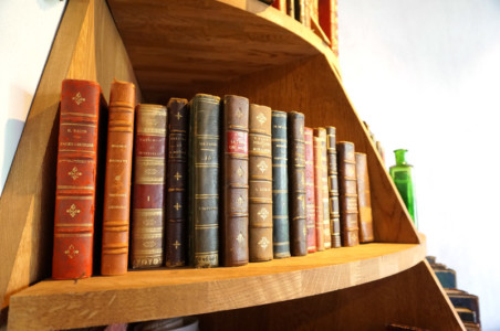 100年以上前の古洋書を数百冊ディスプレイしております