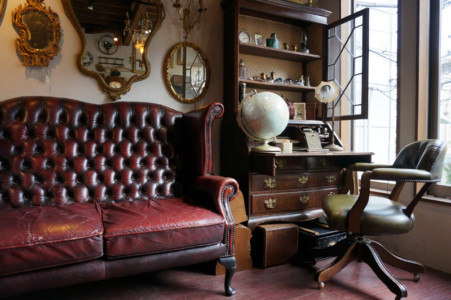 壁にかかっているアンティーク鏡や額は取り外し可能です