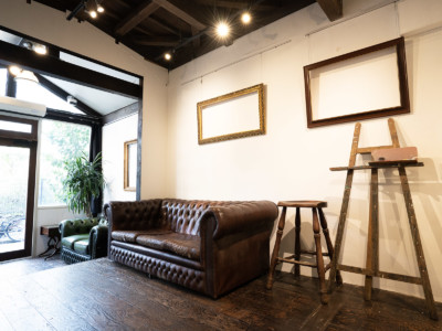 自然光がよく入る明るい撮影スタジオです