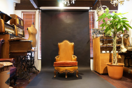 背景紙を用いた撮影も可能です(背景紙は6色のご用意がございます)