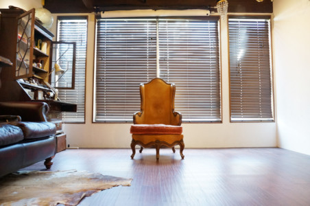 東向きの窓(完全遮光も可能)