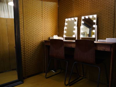 メイクルーム(女優ミラー×2、置き鏡×2、全身鏡×1)
