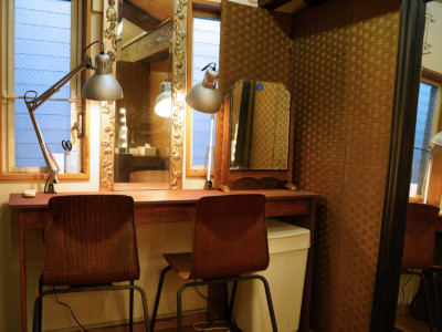 メイクルームはAstの真隣にございます