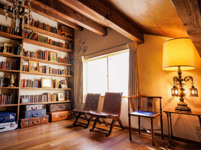 自然光がよく入る明るい撮影スタジオです