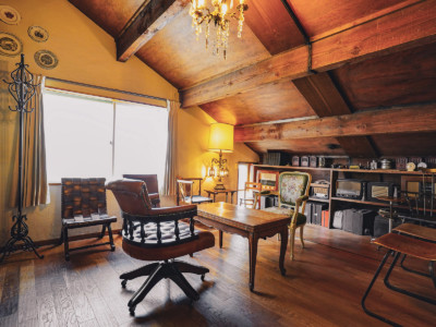 全てヨーロッパで仕入れた本物のアンティークを陳列