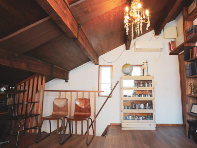 東北向きの小窓(完全遮光も可能)