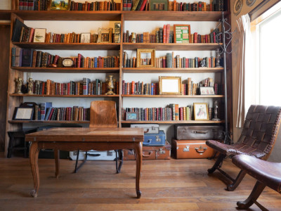 ヨーロッパの書斎を再現した撮影スタジオです