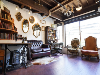 自然光がよく入る明るい撮影スタジオです