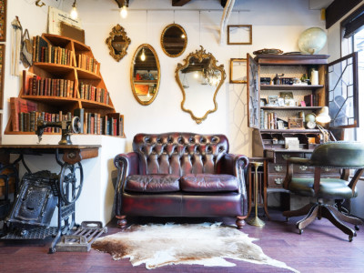 ヨーロッパのアンティークショップを再現した撮影スタジオ