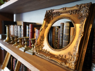 アンティーク額縁や燭台も数多くご用意