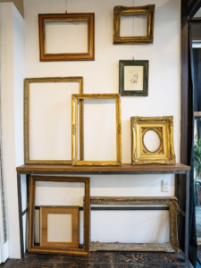 アンティーク額縁の品数はCstが当店で一番豊富です