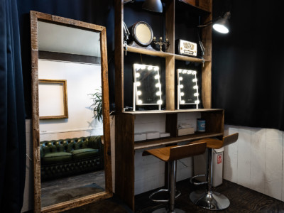メイク・フィッティングスペース(女優ミラー×2、全身鏡×1)