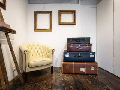 アンティーク額縁やトランクなど数多くご用意