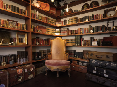 L字に設置された本棚には1000冊以上のアンティーク洋書をディスプレイ