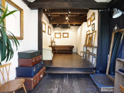 Cスタジオは通りに面しているため、撮影スタジオ以外にも展示会やギャラリーとしてもご利用いただけます