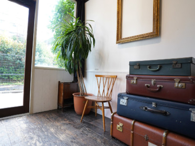 白壁に本物のアンティークが良く映える『画廊』をイメージした撮影スタジオ