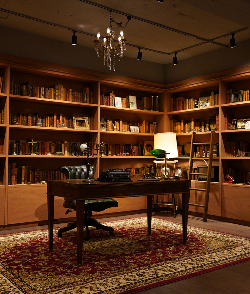 1500冊以上のアンティーク洋書が陳列されたイギリスの書斎