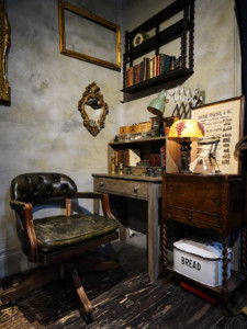 100年以上前の古洋書やアンティーク小物雑貨など数多くご用意