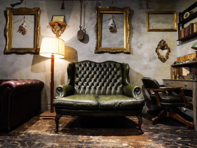 古い外壁のような壁を背景に、ヨーロッパで仕入れた本物のアンティーク品を陳列