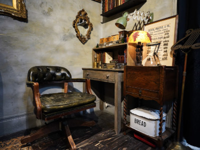 長い時を刻んだ本物のアンティーク品が上品で高級感溢れる雰囲気を演出してくれます