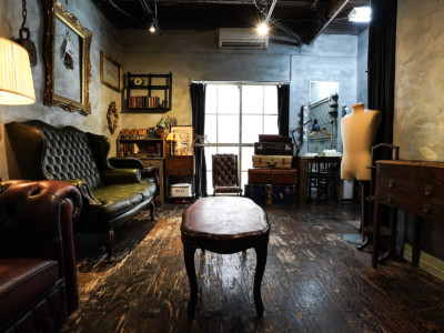 廃墟をイメージした撮影はもちろん、本物のアンティークをバックに撮影など、演出次第で様々な表情に変化します