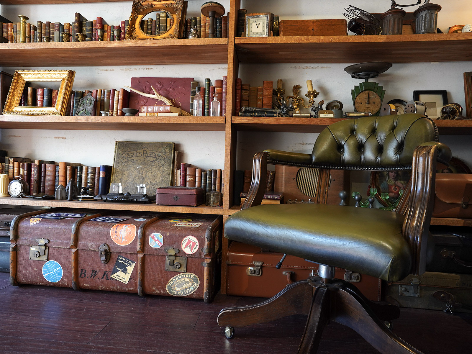 棚を背景にした撮影も可能です アンティーク撮影スタジオunikk 棚を背景にした撮影も可能です アンティーク撮影スタジオunikk